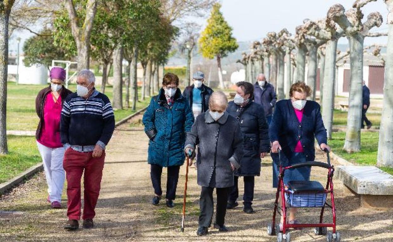 Coronavirus en Castilla y León: Las medidas covid restringen los ingresos en residencias y provocan recortes de plantillas