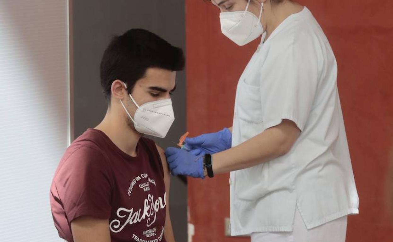 Coronavirus y vacunación: Cunde la incertidumbre entre quienes esperan la segunda dosis de AstraZeneca en Valladolid