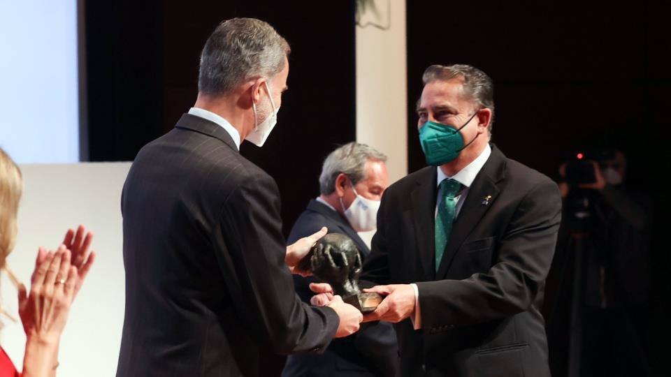 Felipe VI entrega el galardón de mejor proyecto emprendedor del año a Enrique López-Pozas.