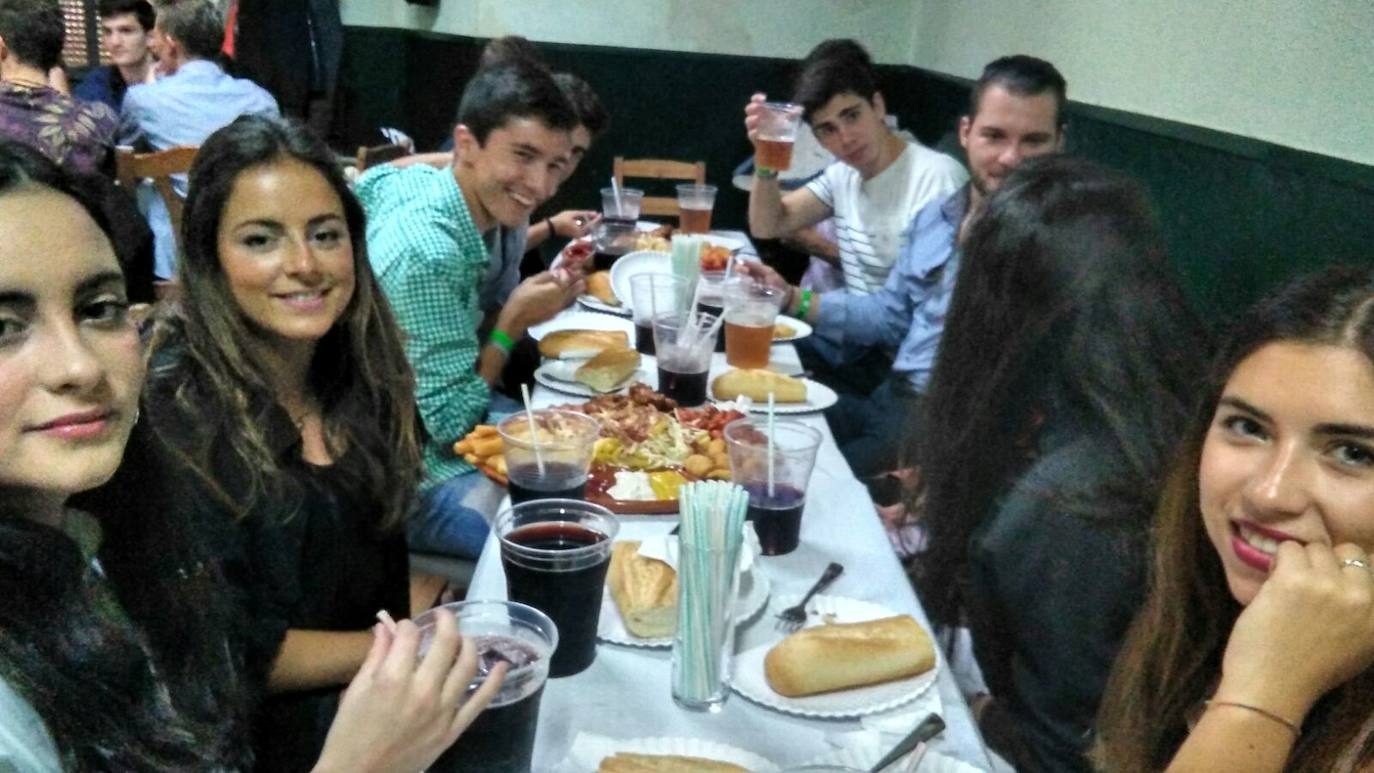 Una fiesta, en La Ferroviaria antes de la irrupción de la covid-19.