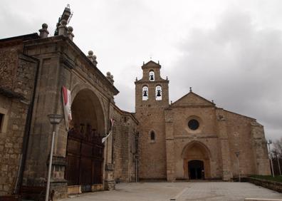 Imagen secundaria 1 - El autor del libro, Francisco Contreras Gil, en un hito que anuncia el inicio del Camino en Castilla y León, y en una placa en Atapuerca. Además, iglesia de San Juan de Ortega, en Burgos, escenario del 'milagro de la luz'. 