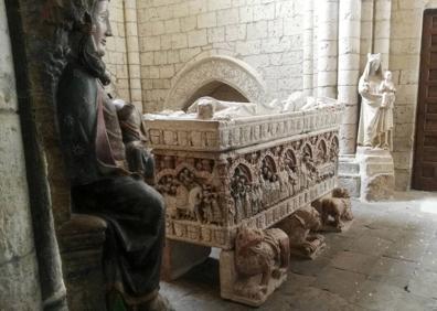 Imagen secundaria 1 - Arriba, monasterio de San Zoilo, la que fuera casa madre de la Orden del Cluny, la más poderosa e influyente durante la Edad Media, donde se guarda una singular reliquia, la tela de San Zoilo. Debajo, tumba del templario infante Felipe y Virgen Blanca, referenciada en las cantigas de Alfonso X El Sabio, en Villalcázar de Sirga. Debajo, estela templaria que hace referencia al milagro de Frómista. 