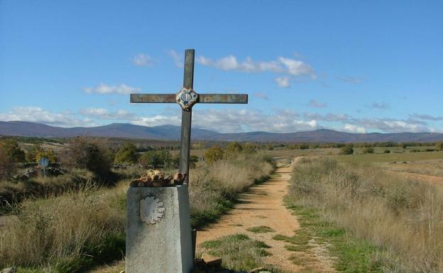 Imagen principal - Arriba, el Camino a su paso por La Maragatería. Debajo, llegada a Sahagún, con el paso de los inmortales, monumento al rey Alfonso VI y al obispo Bernardo. Y a la derecha, puerta del perdón, en la iglesia de Santiago de Villafranca del Bierzo, donde los peregrinos obtenían indulgencias plenarias en caso de estar enfermos y no poder llegar a Compostela. 