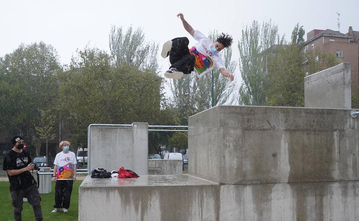 Unos jóvenes practican 'parkour' en la nueva pista. 