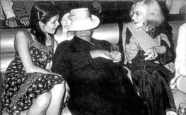 Truman Capote dormido en Studio 54 entre su ahijada Kathy Harrington y la actriz Gloria Swanson.