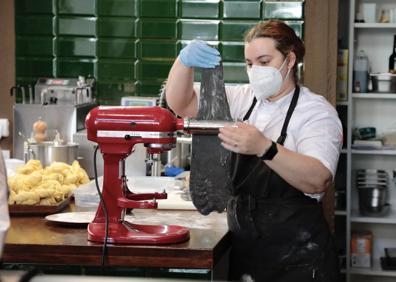 Imagen secundaria 1 - Arriba, Jaime Ortega rellena un bizcocho. Abajo, Eider Azofra prepara una pasta fresca con tinta de calamar, y tallarines. 