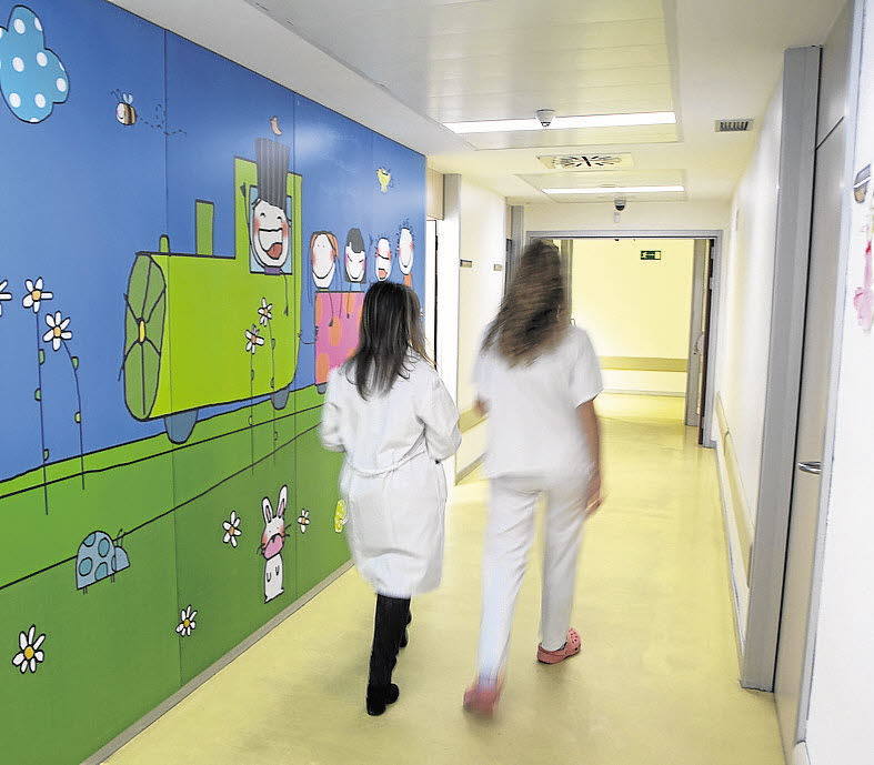 Personal sanitario en los pasillos de Pediatría del Río hortega de Valladolid. 