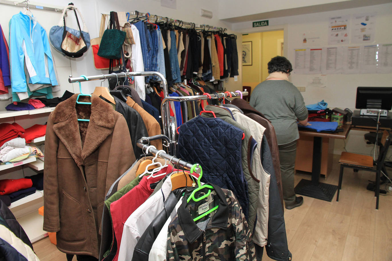 Ropero de Cáritas en Segovia para personas con necesidad.