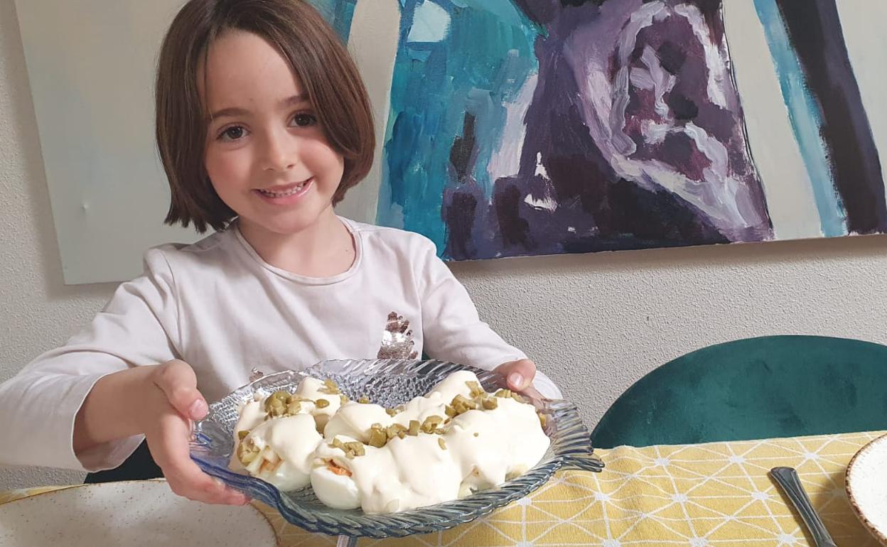 Lola posa orgullos con los huevos rellenos que acaba de elaborar