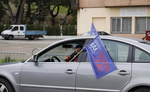 Uno de los coches participantes en la macha.