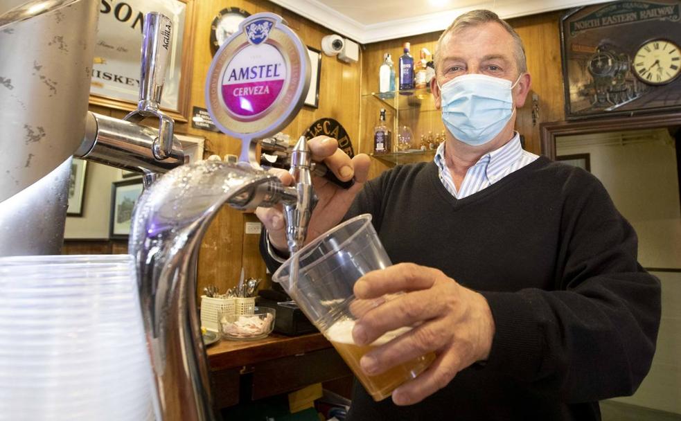 José Luis Martínez sirve un cachi de cerveza en 'La Ferro'. 