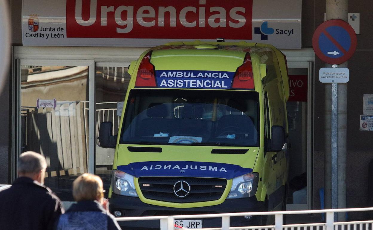 Una ambulancia, en la zona de Urgencias del Hospital de Segovia. 
