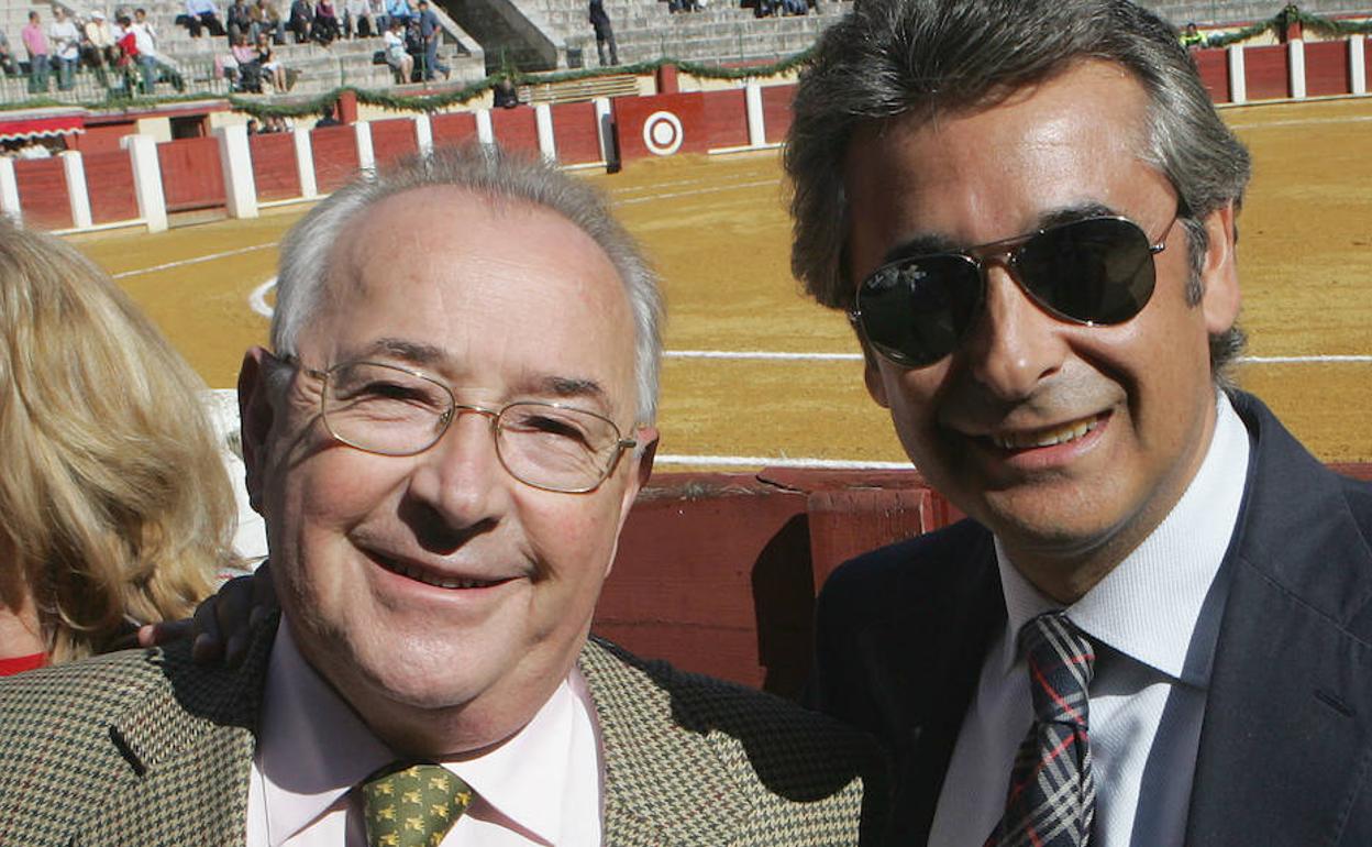 José Rabadán (izquierda) con el empresario y director del Museo Taurino, Jorge Manrique en una imagen de archivo tomada en la plaza de Toros de Valladolid. 