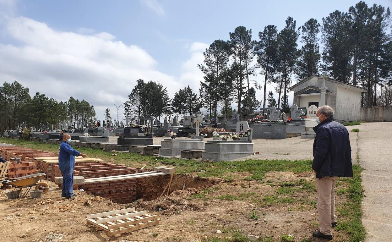 El alcalde de Linares de Riofrío, Ignacio Polo, visitando las obras en el cementerio. 