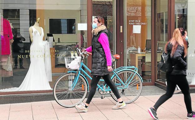 Escaparate de una tienda de novias en la capital palentina.