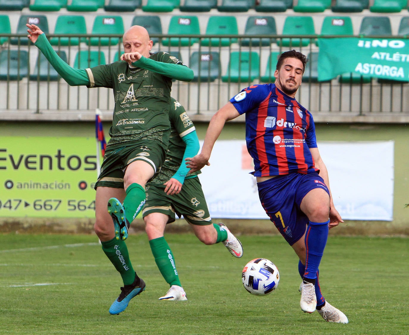Jugadas del encuentro entre la Segoviana y el Astorga.