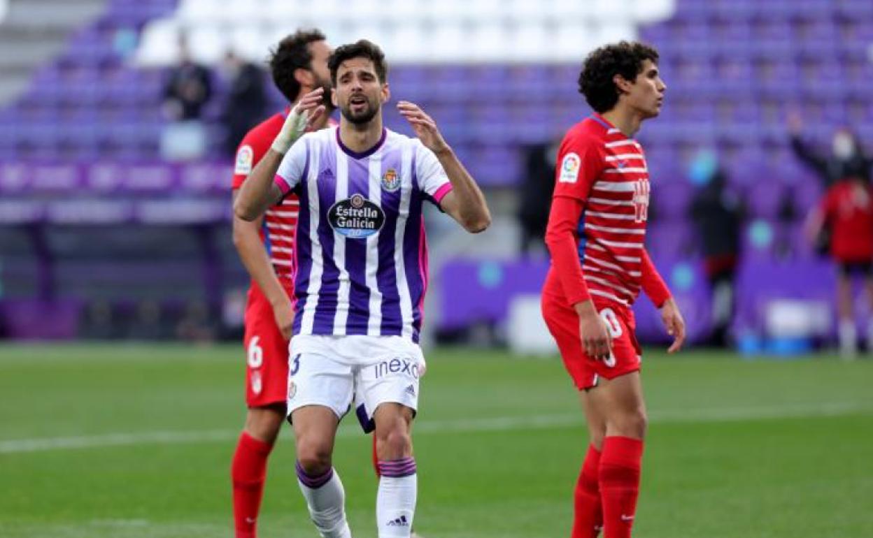 Kenan Kodro se lamenta tras fallar una ocasión ante el Granada.