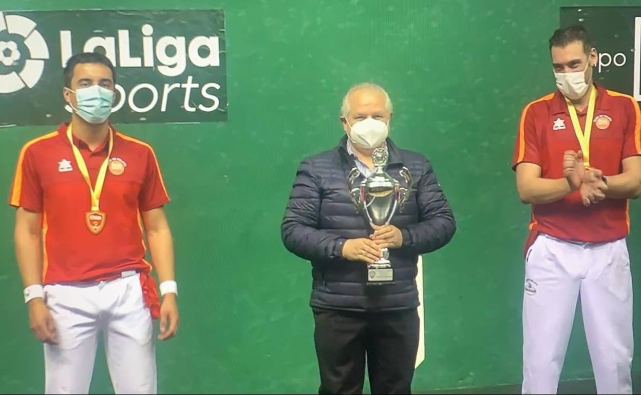 El patrón del Club Deportivo Puertas Bamar, en el centro, con los pelotaris campeones nacionales de la modalidad pala corta 