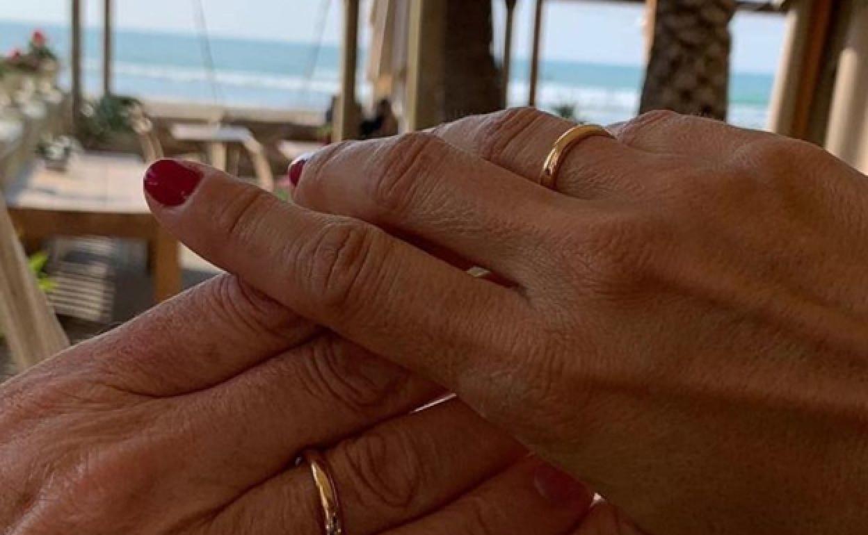 Silvia Jato y Alberto Fabra enseñan sus anillos. 