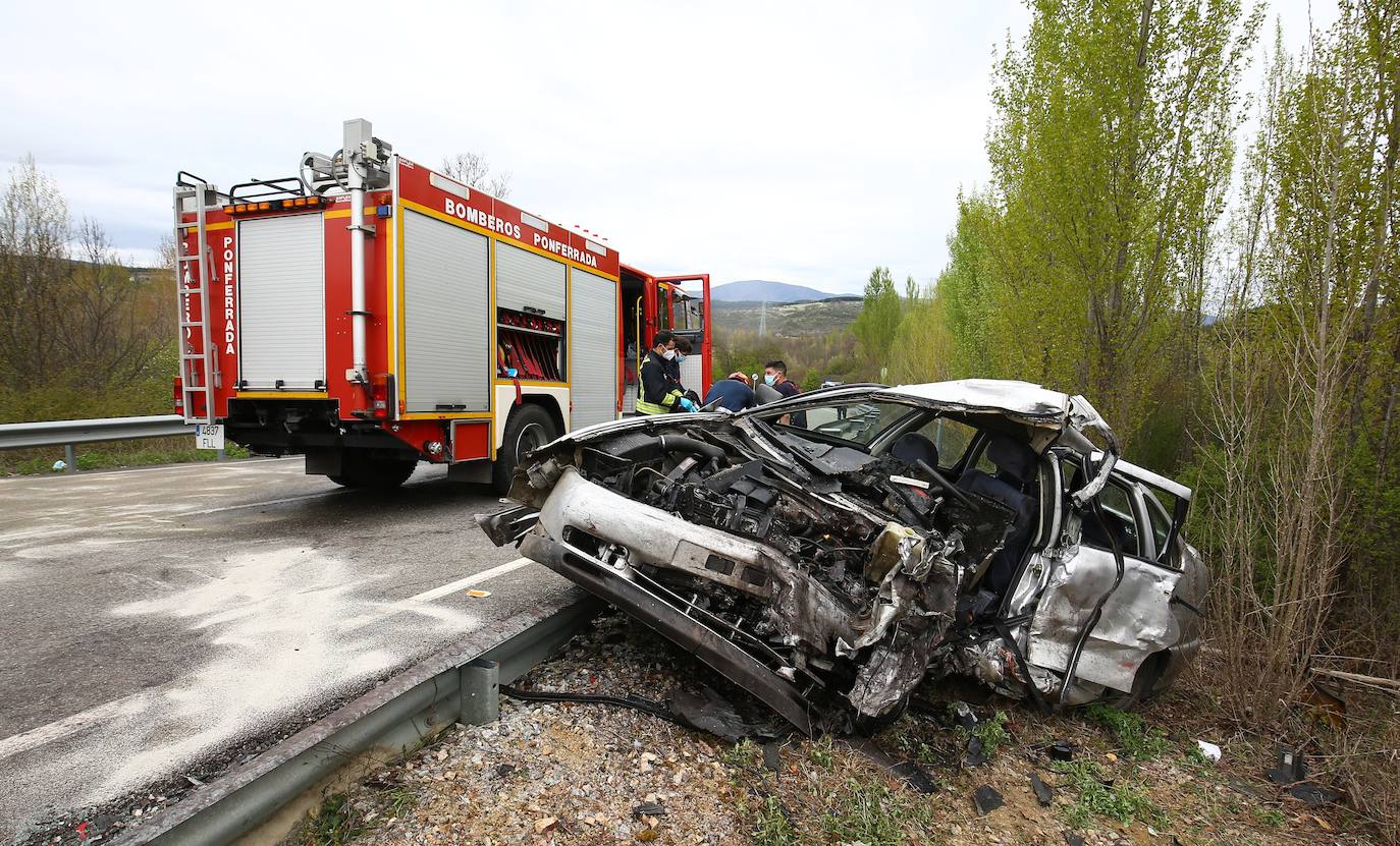 Imagen del accidente entre dos turismos en Rodanillo (León).