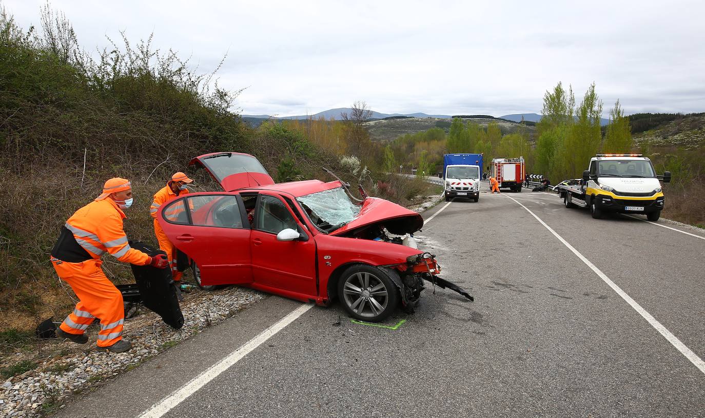 Imagen del accidente entre dos turismos en Rodanillo (León).