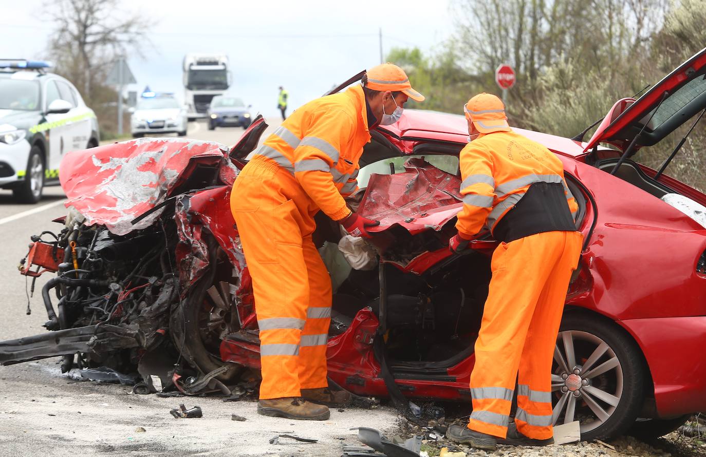 Imagen del accidente entre dos turismos en Rodanillo (León).