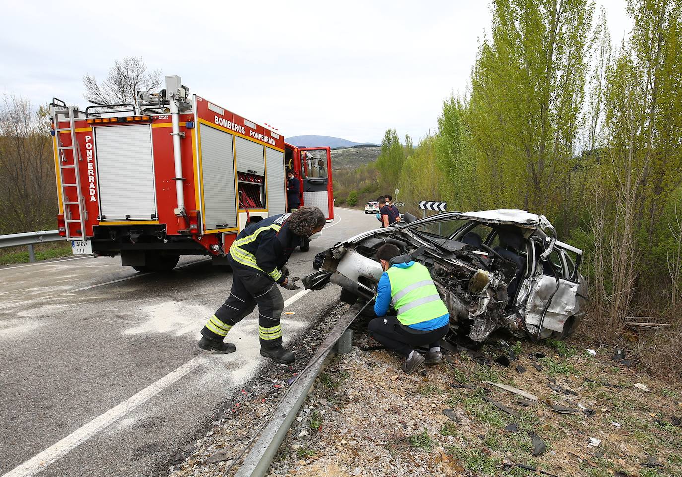 Imagen del accidente entre dos turismos en Rodanillo (León).