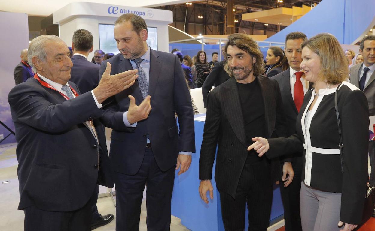 El ministro de Fomento, José Luis Ábalos, (2i) saluda a los empresarios Juan José Hidalgo (i) y Javier Hidalgo en el expositor de Air Europa