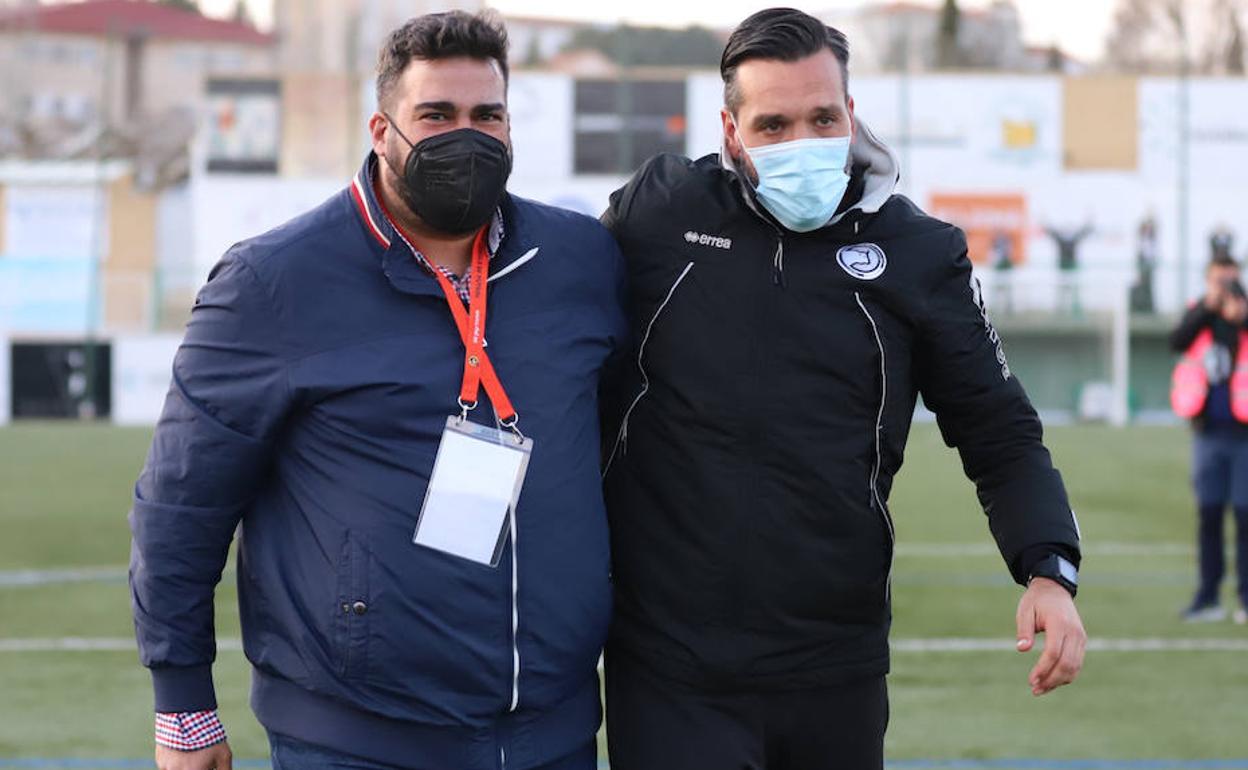 El presidente Miguel Ángel Sandoval y el técnico Hernán Pérez, tras ganar en Guijuelo en la primera fase.