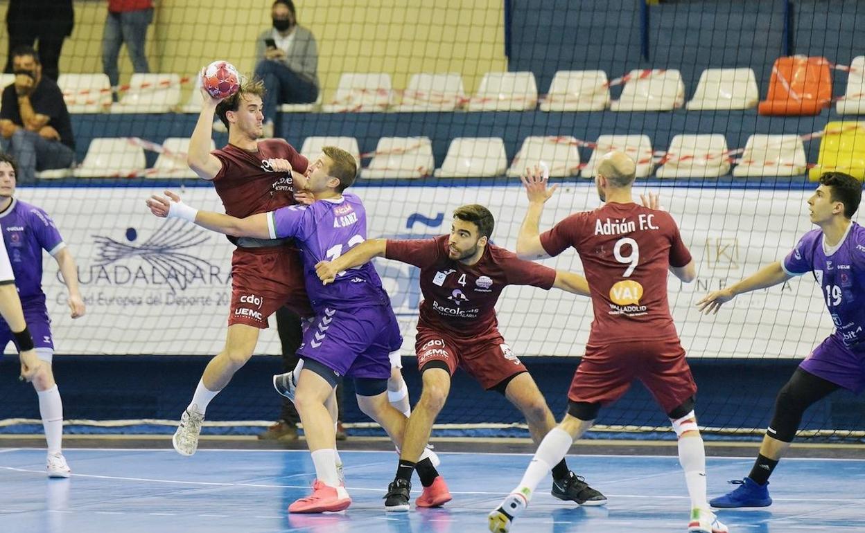 Víctor Rodríguez intenta pasar el balón. 