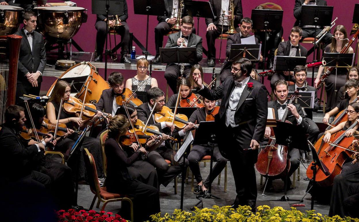 Ernesto Monsalve, a la derecha, con su orquesta.