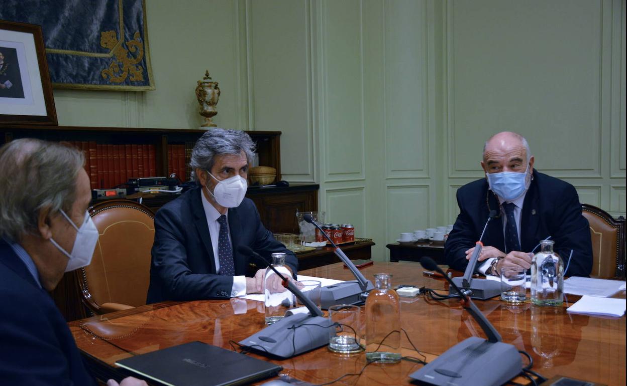 El presidente del Consejo General del Poder Judicial, Carlos Lesmes, entre dos vocales.