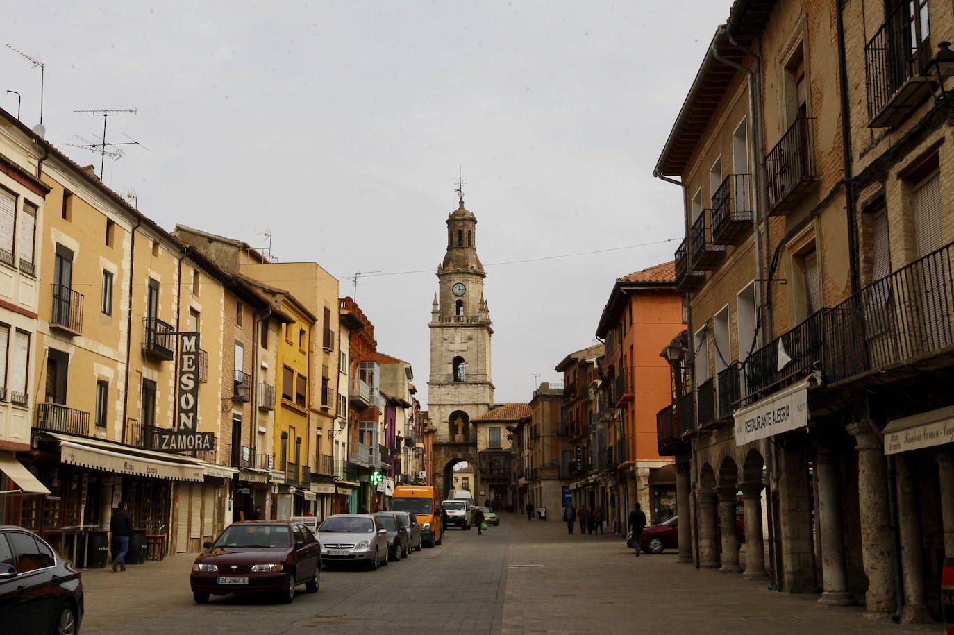 La Puerta del Mercado, vista desde la Plaza Mayor de la localidad zamorana