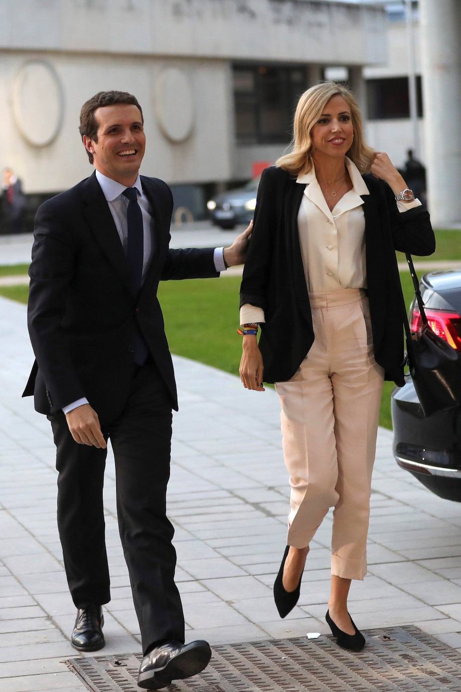 Pablo Casado, ha trasladado un mensaje «de tranquilidad» respecto a la vacuna de AstraZeneca, poniendo como ejemplo a su mujer, Isabel Torres: "Trabaja en un colegio y ya se ha vacunado con AstraZeneca", comentó el presidente del PP.