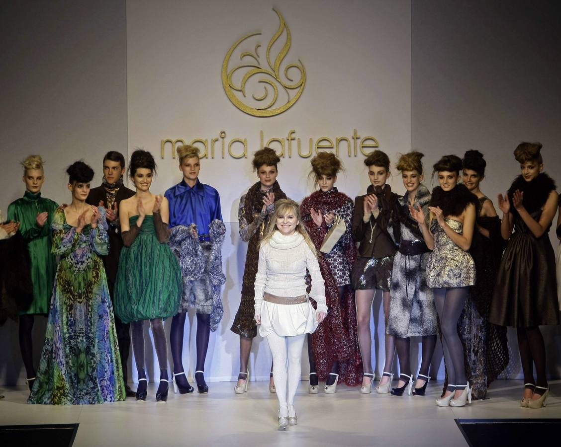 2008. María Lafuente, respaldada por un grupo de modelos, recibe los aplausos del público al término del desfile de su colección para la temporada Otoño-Invierno 2008-09, presentada en la 47 edición de la Pasarela Cibeles.