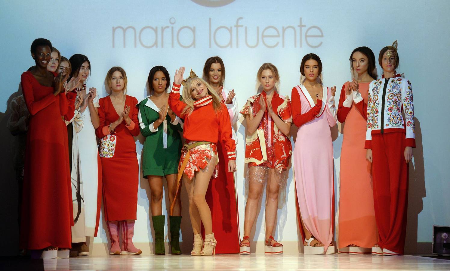 2017. Rodeada de las modelos con sus propuestas al término de su desfile en la XX edición de la Pasarela de la Moda de Castilla y León en Burgos.