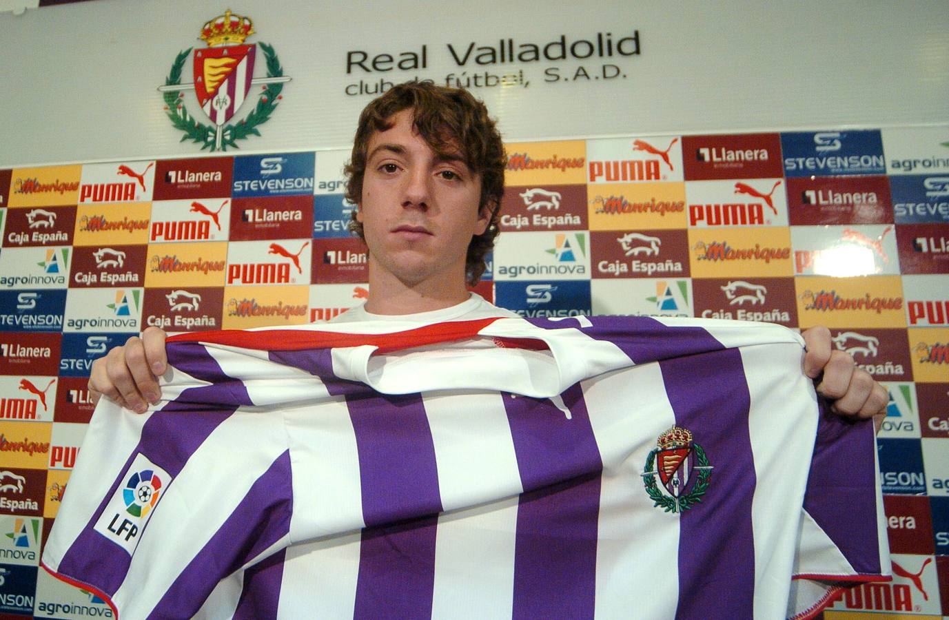 21.07.06 El nuevo jugador del Real Valladolid, Sisi, posa con la camiseta del Real Valladolid.