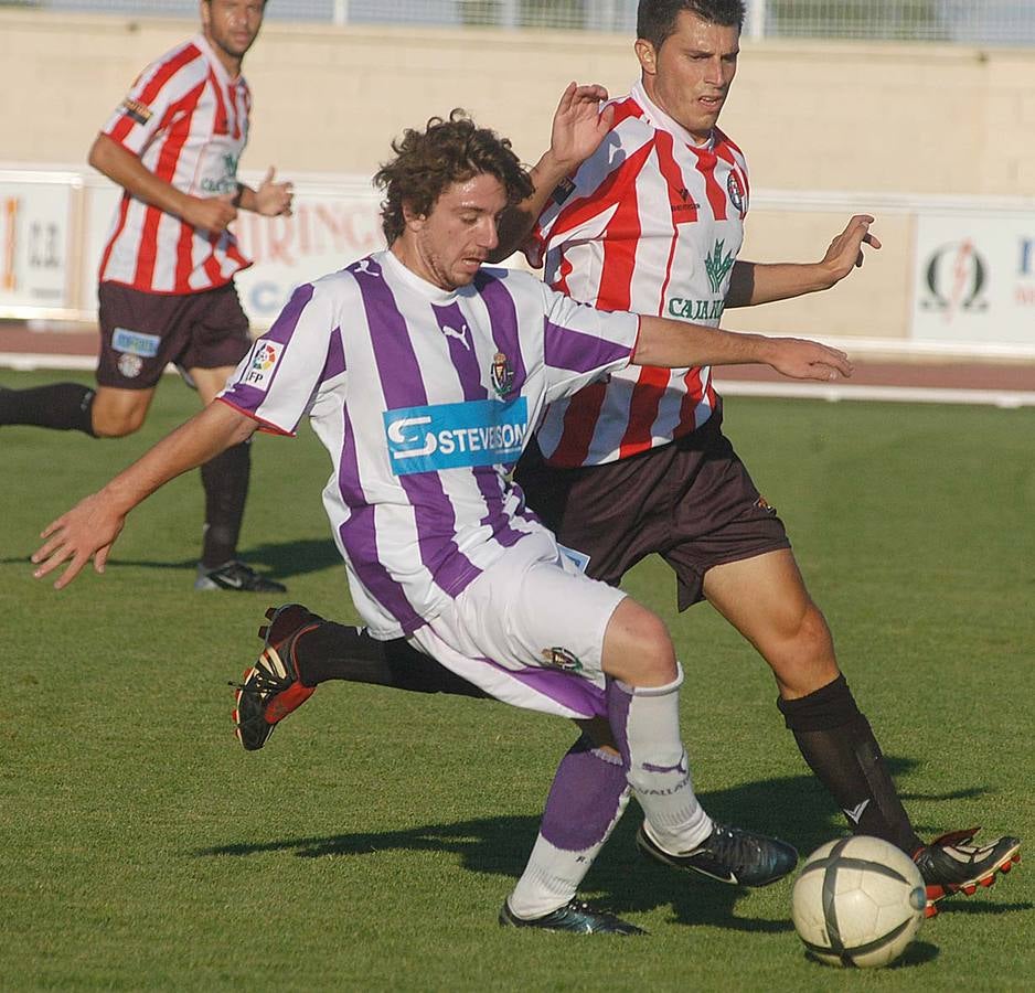 03.09.06 Sisi se escapa de la marca del defensa canario Juanma en el partido entre el Real Valladolid y Las Palmas.