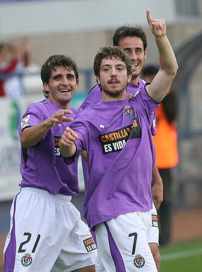 15.10.06 Víctor y Sisi, protagonistas del primer tanto blanquivioleta ante la Ponferradina, celebran el gol.