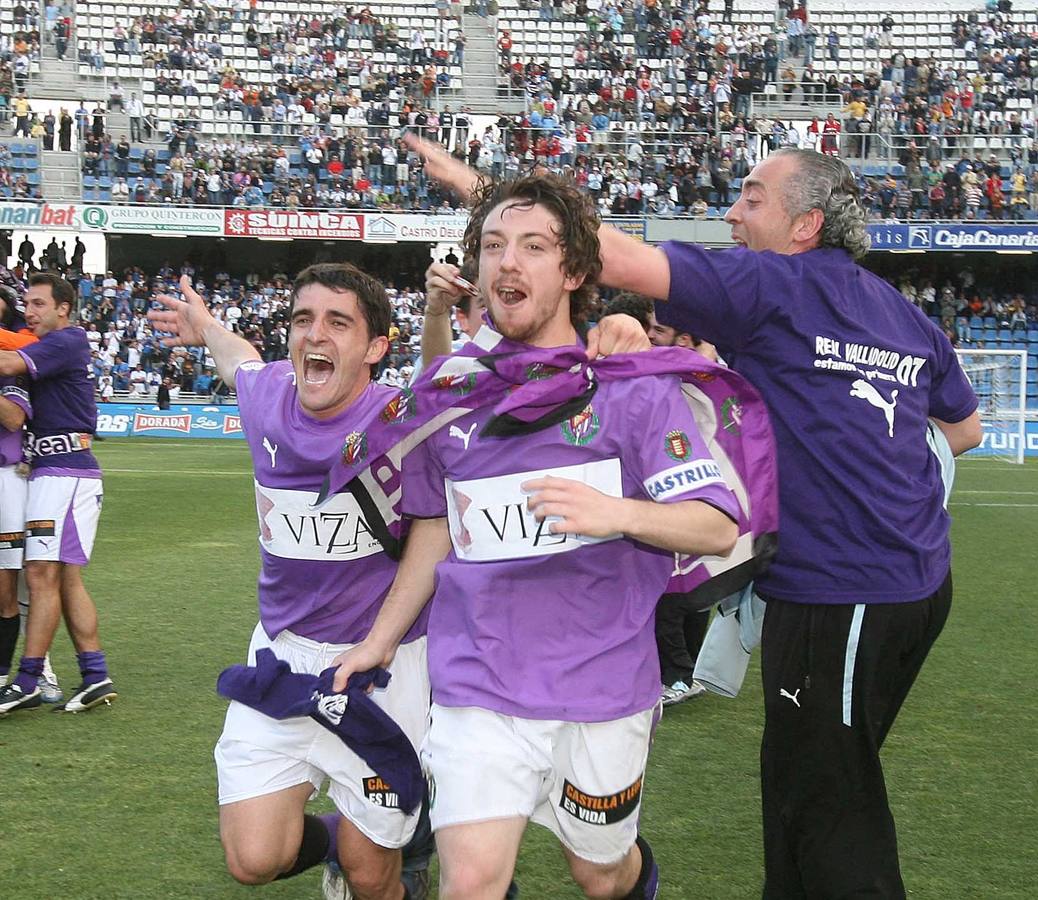 22.04.07 Sisi, Víctor y Óscar Férnandez, el utilero, celebran el ascenso del Real Valladolid a Primera División tras ganar al Tenerife en el estadio Heliodoro Rodríguez López.