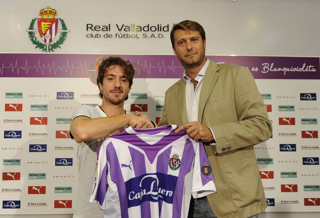 25.08.09 Sisi y Carlos Suárez, durante su presentación como nuevo jugador del Real Valladolid.