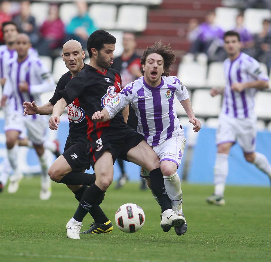 02.04.11 El jugador del Rayo Vallecano, Casado se lleva por delante al blanquivioleta Sisi.