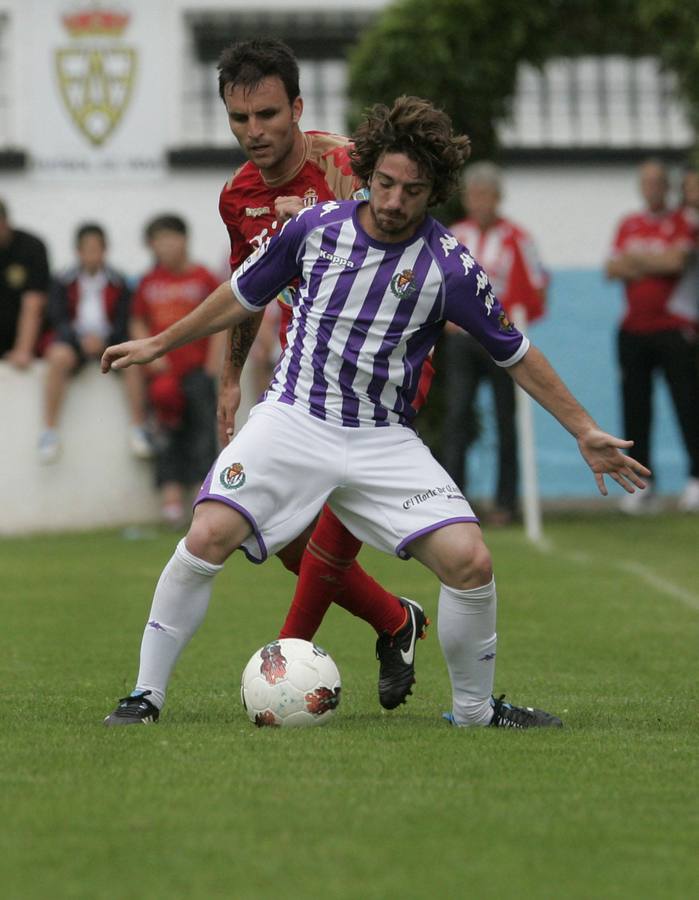 02.08.11 Sisi protege con el cuerpo el balón ante el acoso de un rival del Sporting de Gijón.