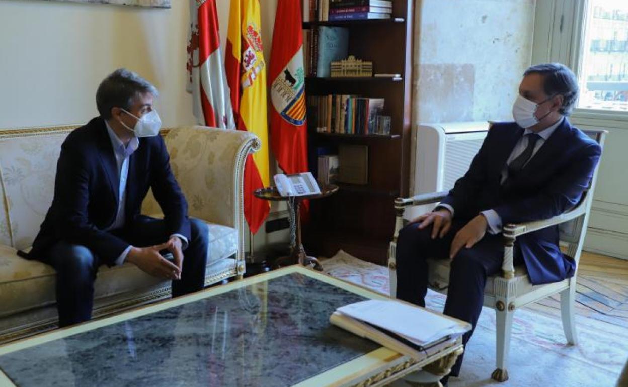 Un momento de la reunión entre el Carlos García Carbayo y Policarpo Sánchez 