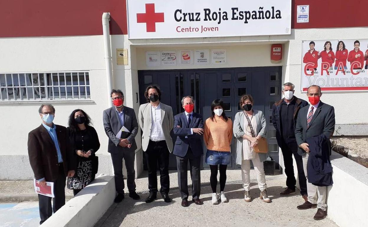 Los representantes del Ayuntamiento de Béjar con los miembros de Cruz Roja a las puertas del Centro Joven de Salamanca.