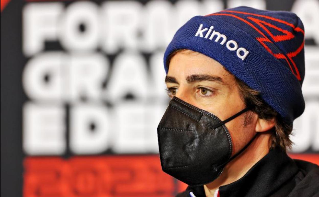 Fernando Alonso, durante la rueda de prensa que ofreció este jueves en Imola. 