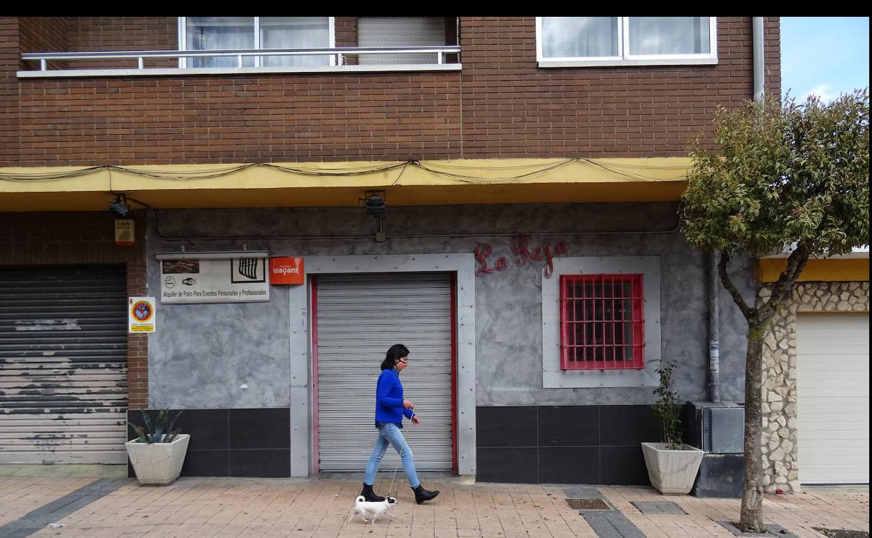 Exterior del bar La Reja, en La Flecha (Arroyo), que ayer permanecía cerrado a la espera de reparar los daños.