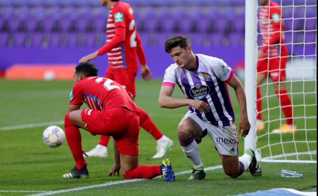 Miguel Rubio, tras una acción en el último Real Valladolid-Granada.