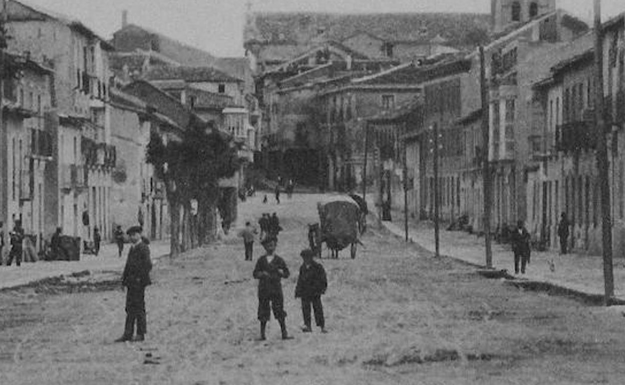 La calle San Juan, a la derecha con la casa que Valentín Alonso Carbajosa levantó en 1875. 