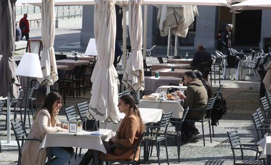 Clientes en terrazas de la plaza de Artillería de Segovia esta semana. 